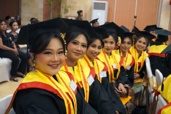 Wisuda UPMI Bali: Dari Lulus Tanpa Skripsi hingga IPK Hampir Sempurna